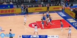 連續(xù)吃癟！克里斯先是籃下被李炎哲大帽&又被李炎哲生斷